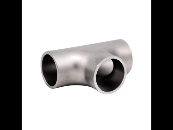Vores rustfri T-stykke, ISO rør, er fremstillet i rustfrit stål AISI 316 og følger standarden DIN 2615. Bestil svejsefittings i kompromisløs kvalitet her.