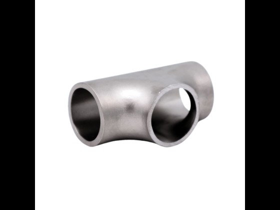 Vores korte rustfri T-stykke, ISO rør, er fremstillet i rustfrit stål AISI 316 og følger standarden DIN 2615. Bestil svejsefittings i kompromisløs kvalitet her.