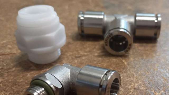 Forskellige push-in fittings på træbord