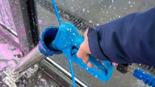 Hånd der holder spulepistol