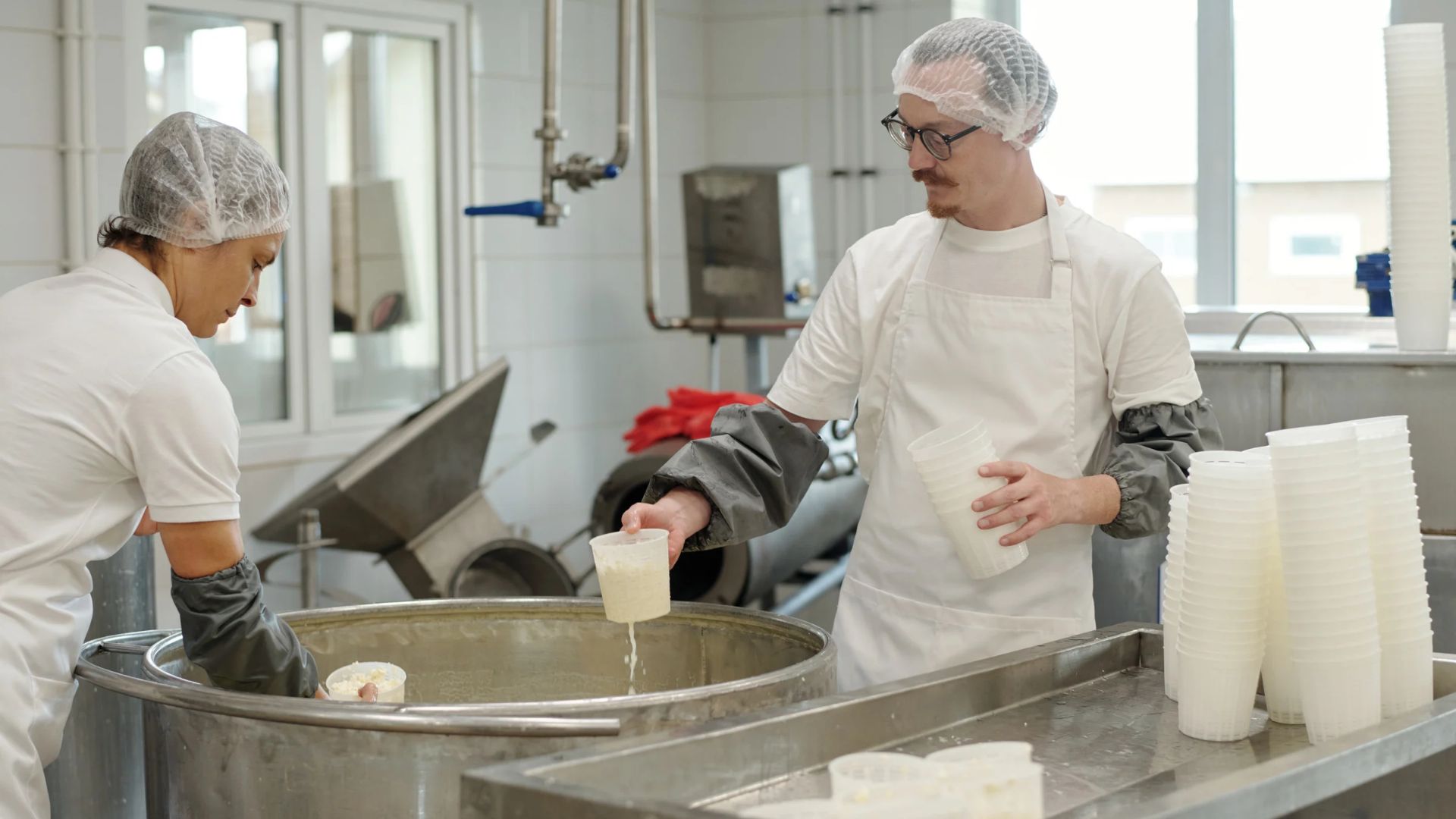 medarbejdere forbereder mejeriprodukt