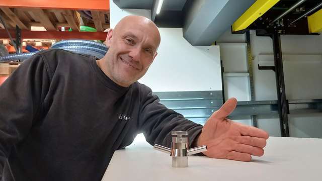 Lagermedarbejder fremviser produkt