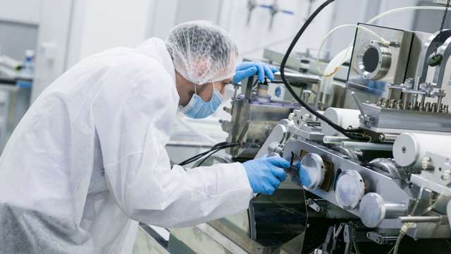 mand arbejder i industri