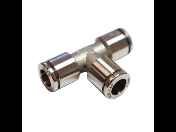 Push-in T-union fremstillet i rustfrit stål AISI 316. Inkl. Viton-pakning. Velegnet til trykluftsslanger. Tåler op til +150°C og 20 bar. Bestil via webshop her!