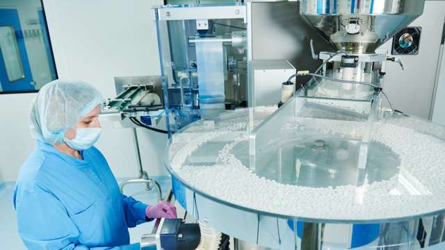 kvinde i medicinproduktion