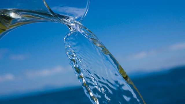 Vand bliver hældt ud af kande