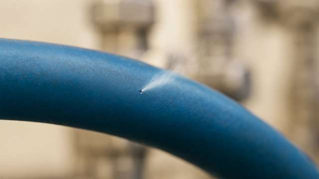 Lækage i blå teflonslange