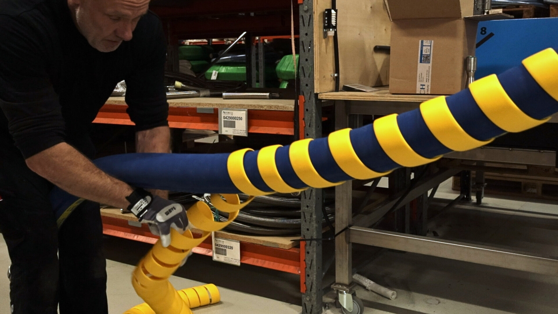 montering af spiralformet slangebeskytter